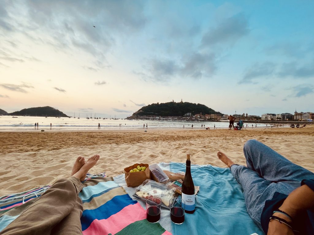 Pique-nique sur la plage et coucher de soleil